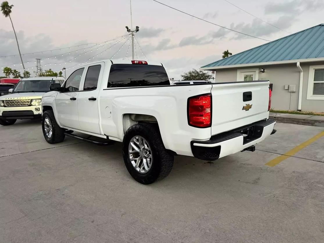 2018 Chevrolet Silverado 1500 Custom photo 5