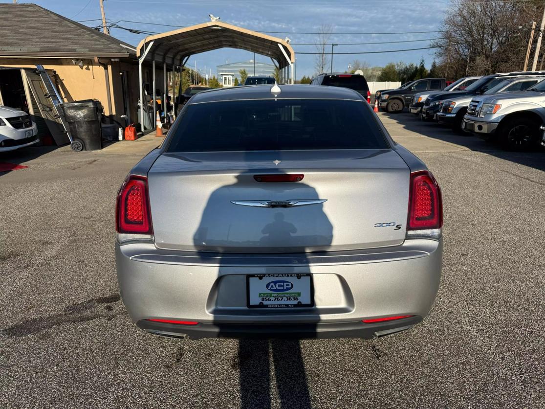 2016 Chrysler 300 S photo 4