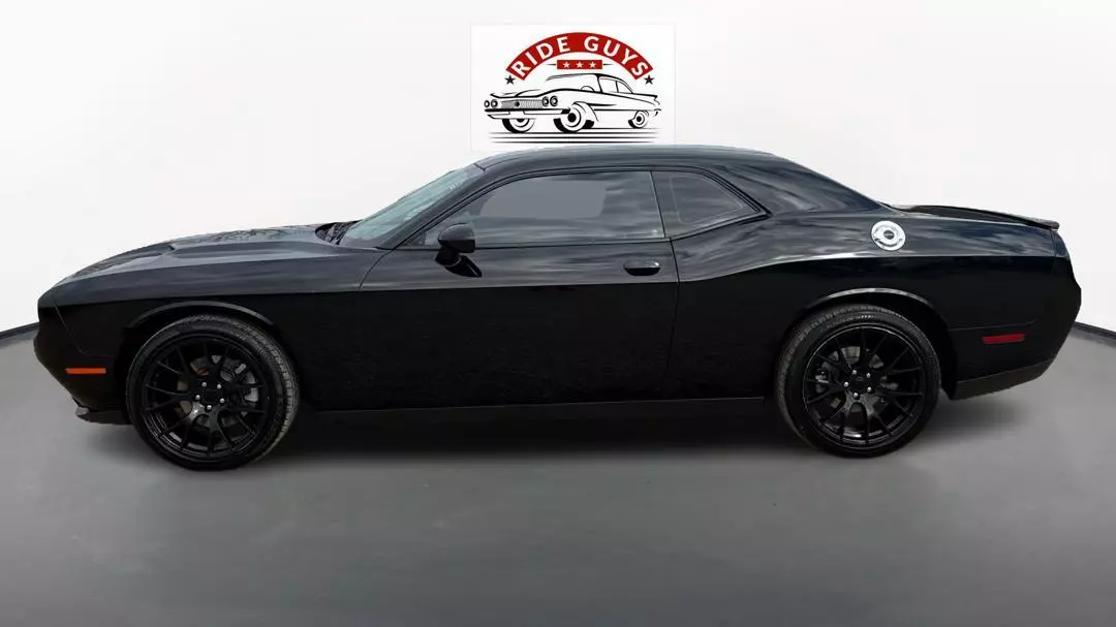 2016 Dodge Challenger SXT photo 2