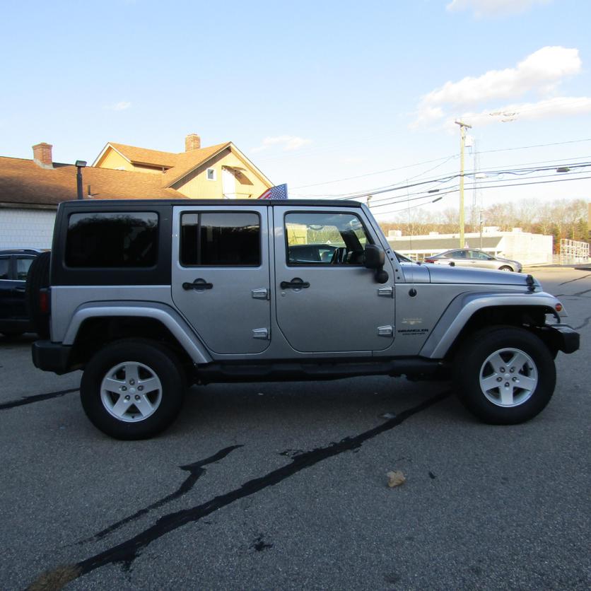 2015 Jeep Wrangler Unlimited Sahara photo 9