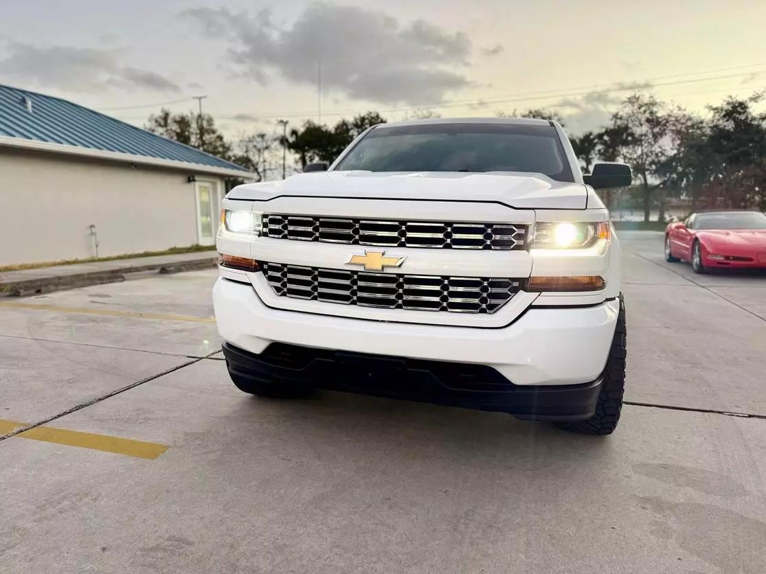 2018 Chevrolet Silverado 1500 Custom photo 2