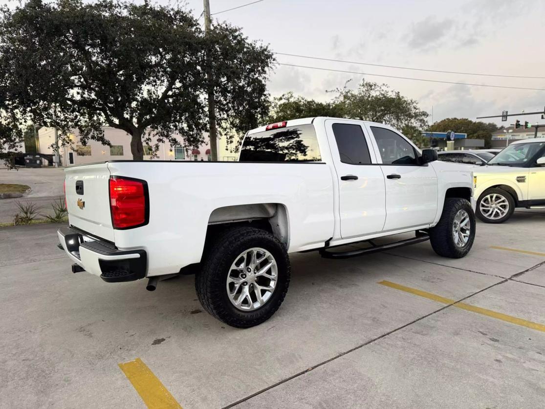 2018 Chevrolet Silverado 1500 Custom photo 3