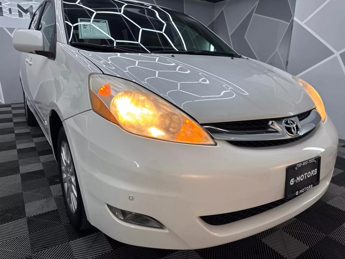 2010 Toyota Sienna Limited photo 14