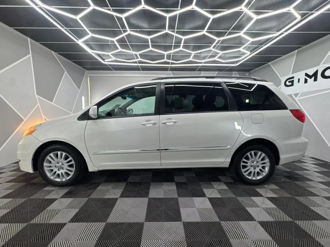 2010 Toyota Sienna Limited photo 3