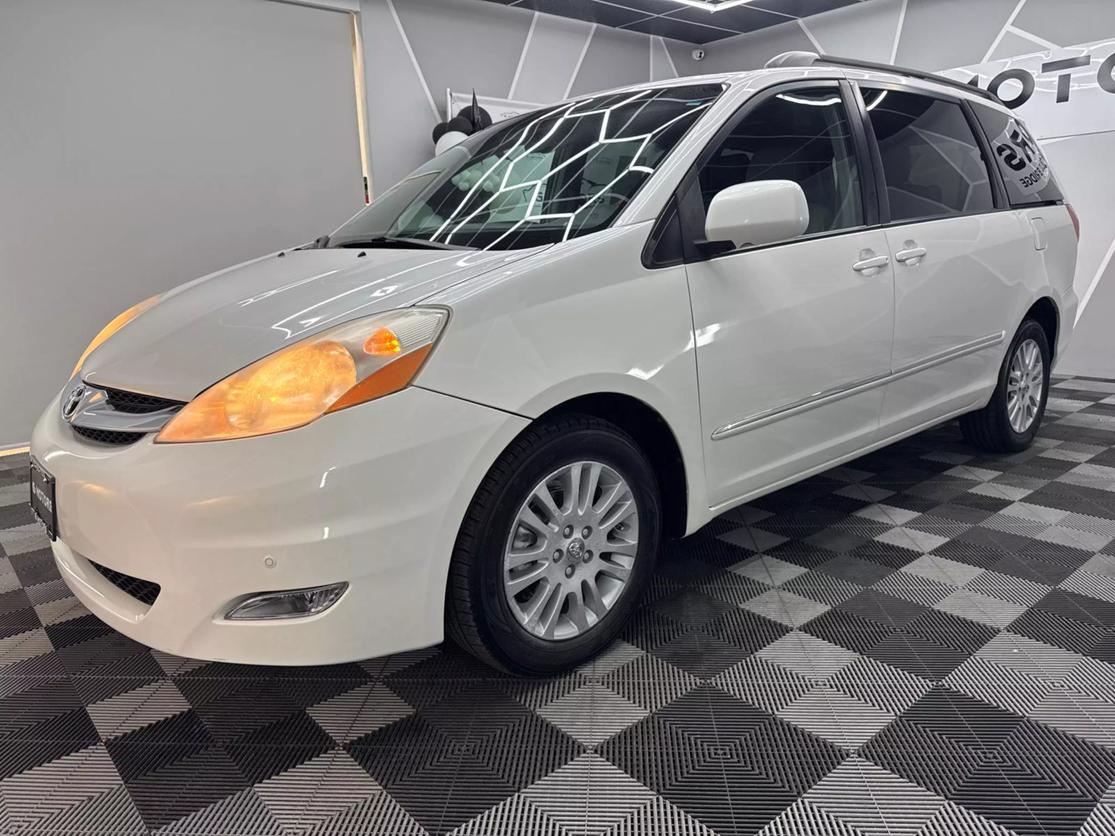 2010 Toyota Sienna Limited photo 2