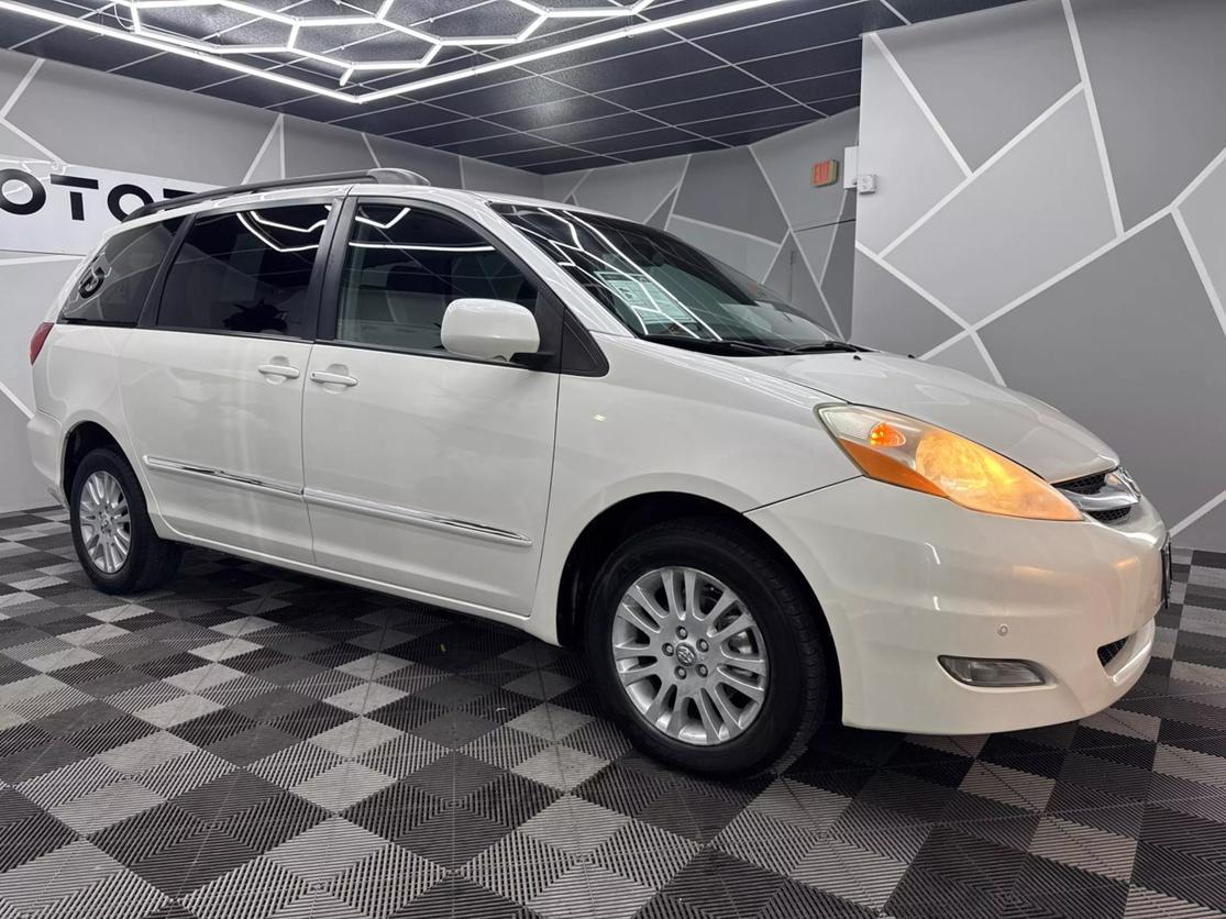 2010 Toyota Sienna Limited photo 12