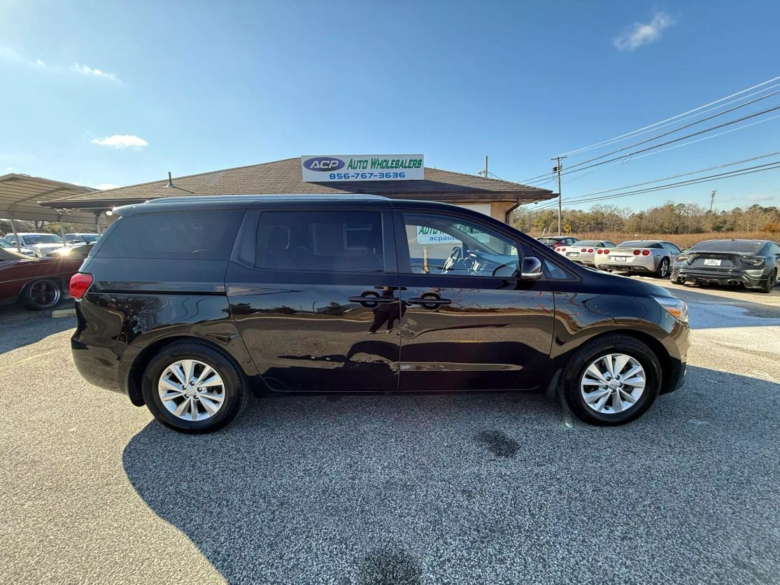 2017 Kia Sedona LX photo 2