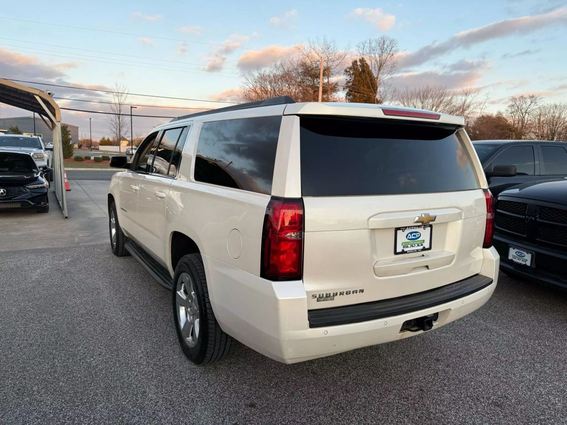 2015 Chevrolet Suburban LT photo 5