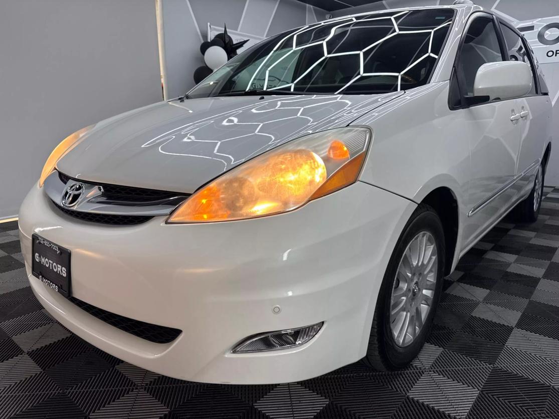 Toyota Sienna's photo