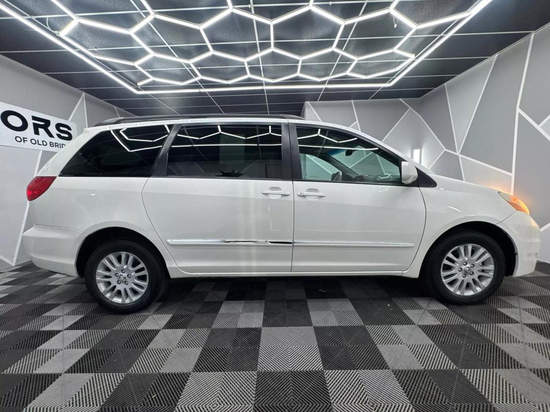 2010 Toyota Sienna Limited photo 11