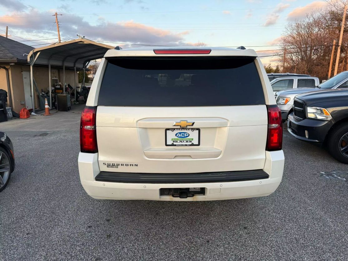 2015 Chevrolet Suburban LT photo 4