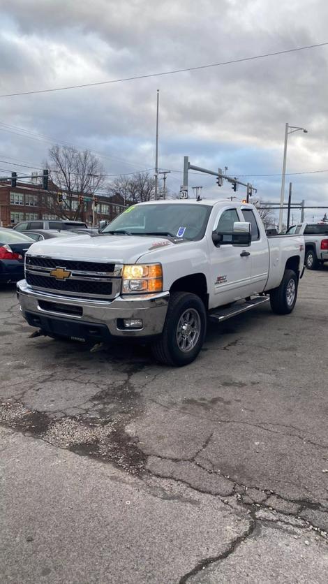 2013 Chevrolet Silverado 2500HD LT photo 3