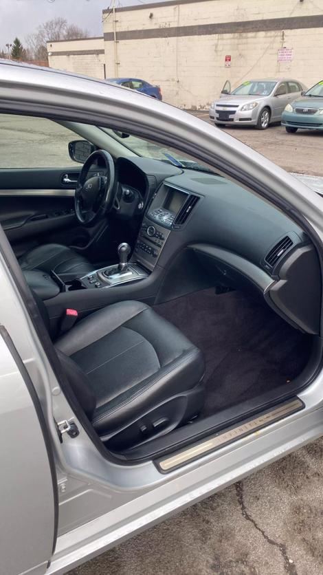 2011 INFINITI G Sedan 37x photo 16