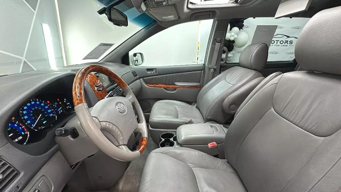 2010 Toyota Sienna Limited photo 35