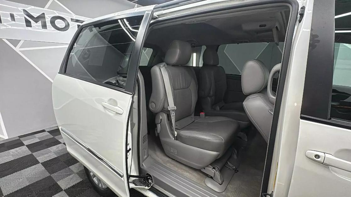 2010 Toyota Sienna Limited photo 23