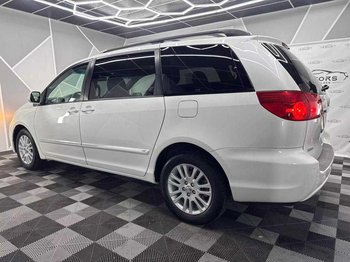 2010 Toyota Sienna Limited photo 4