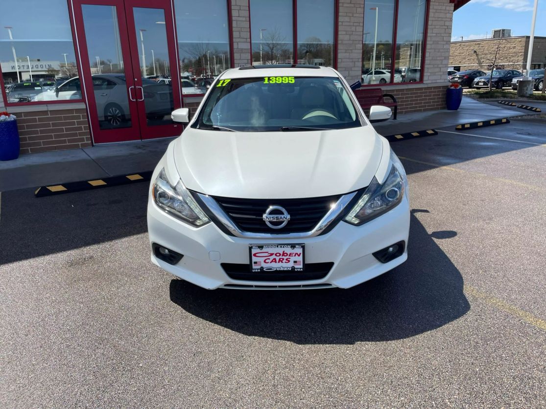 Used 2017 Nissan Altima SL with VIN 1N4AL3AP5HC477094 for sale in Middleton, WI