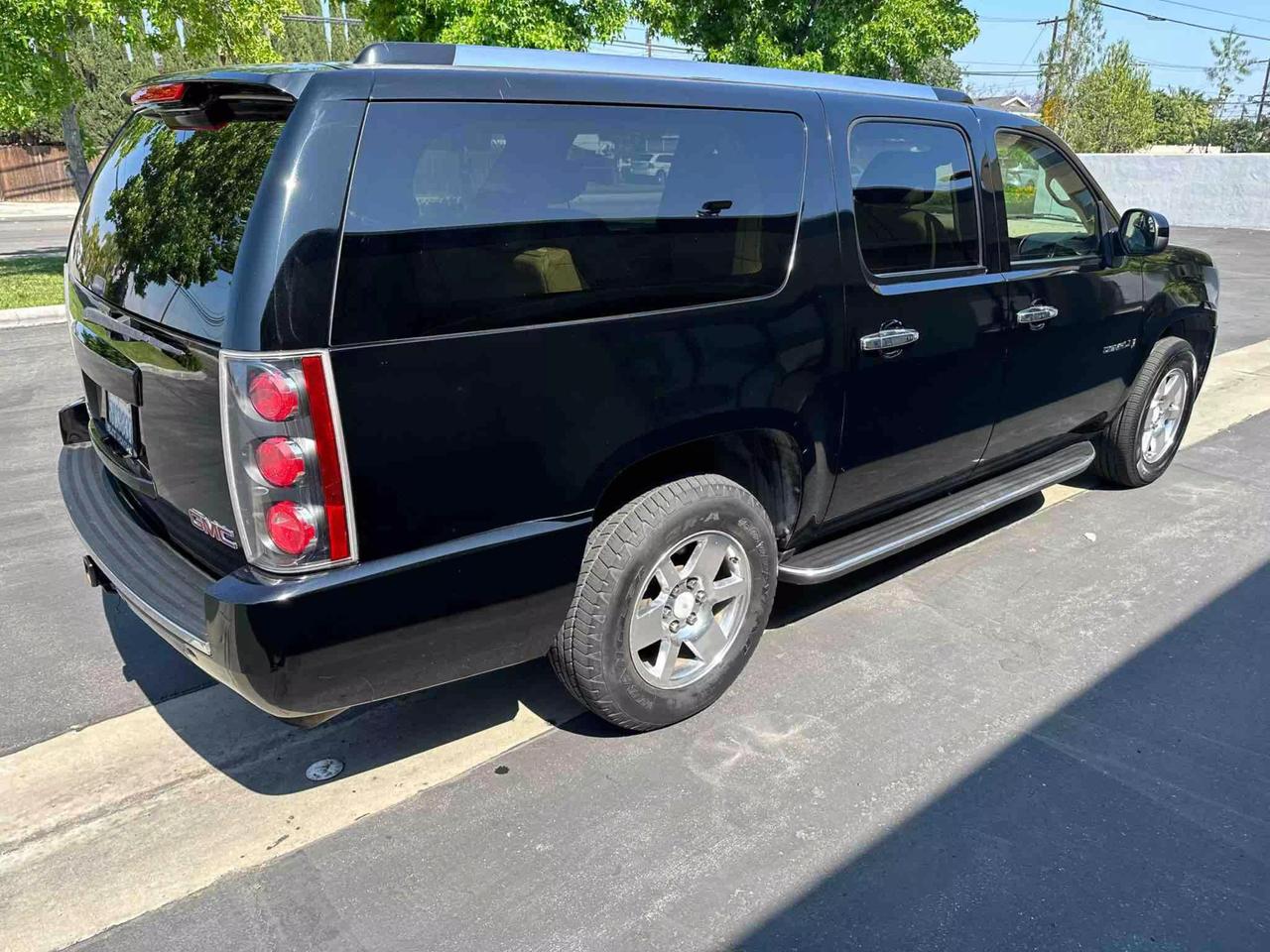 2007 GMC Yukon XL Denali photo 3