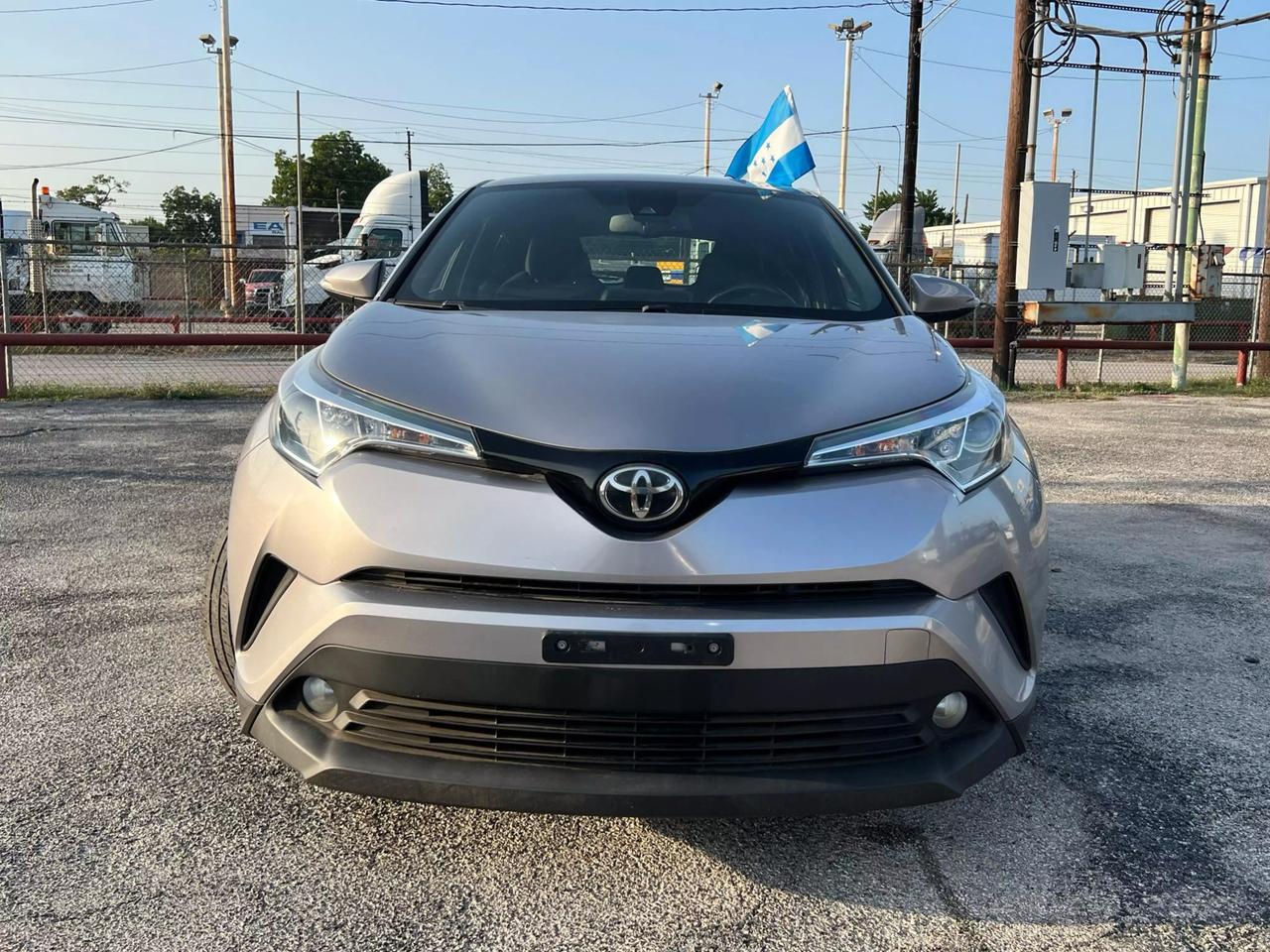 2018 Toyota C-HR XLE Premium photo 3