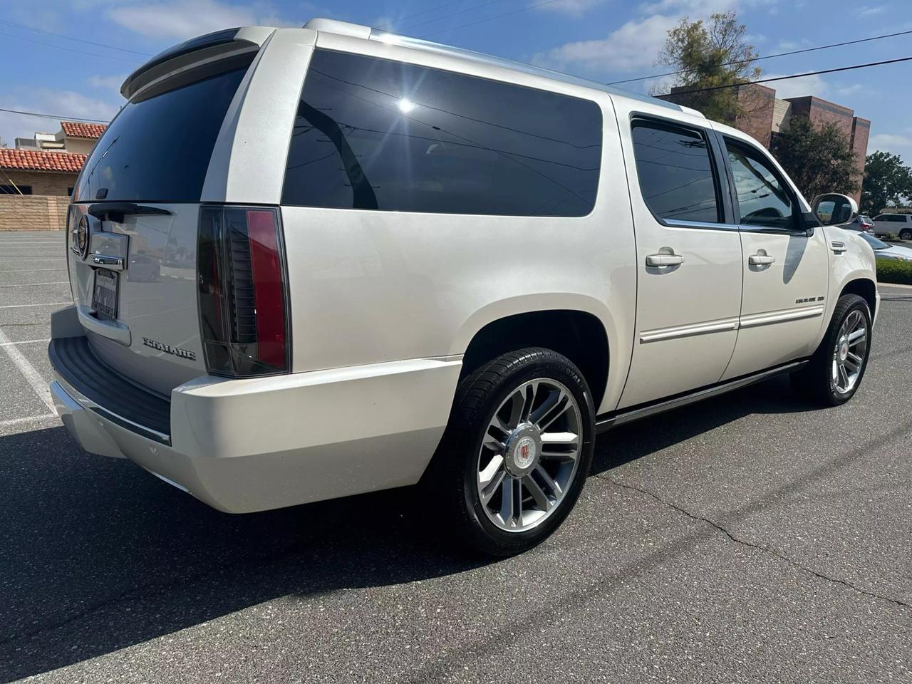 2013 Cadillac Escalade ESV Premium photo 3