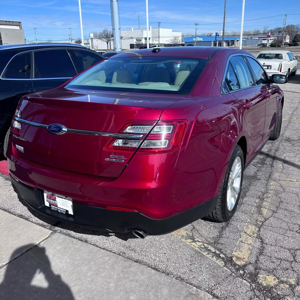 2014 Ford Taurus SEL photo 5