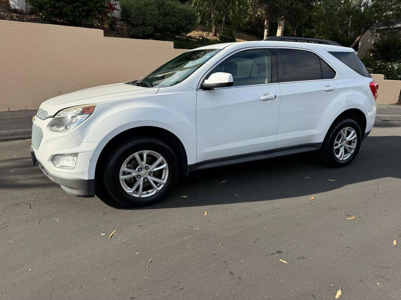 2017 Chevrolet Equinox LT photo 3