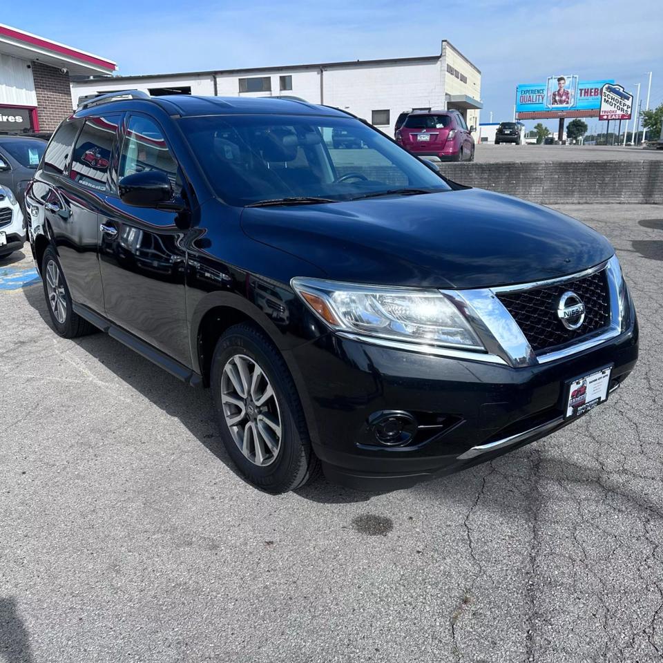 2014 Nissan Pathfinder SV photo 3