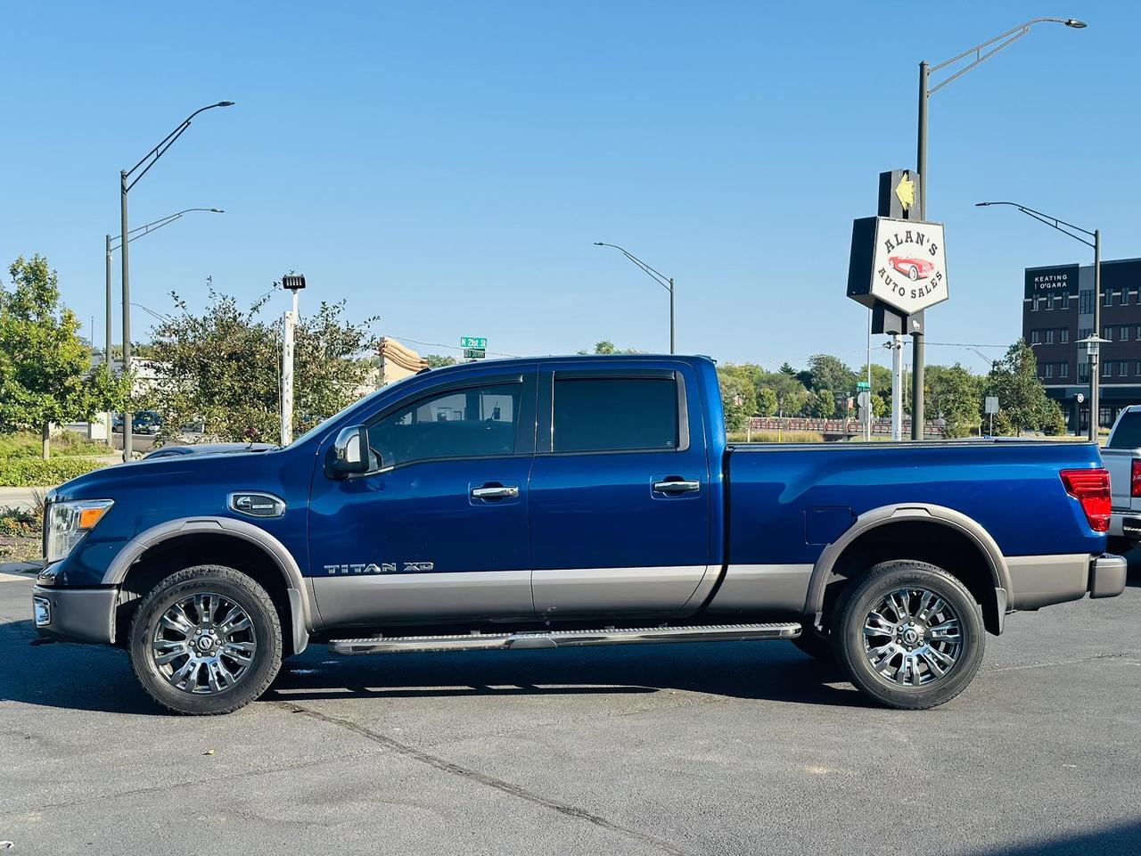 2016 Nissan Titan XD Platinum Reserve photo 11