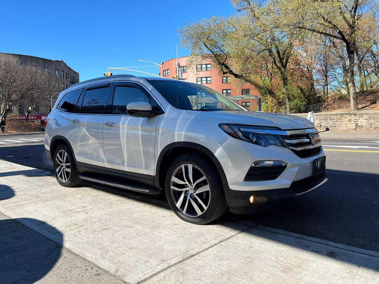 2018 Honda Pilot Elite photo 3