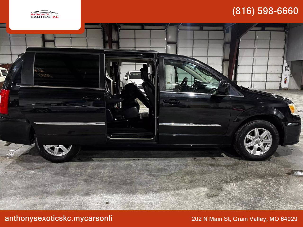 2011 Chrysler Town & Country Touring photo 8