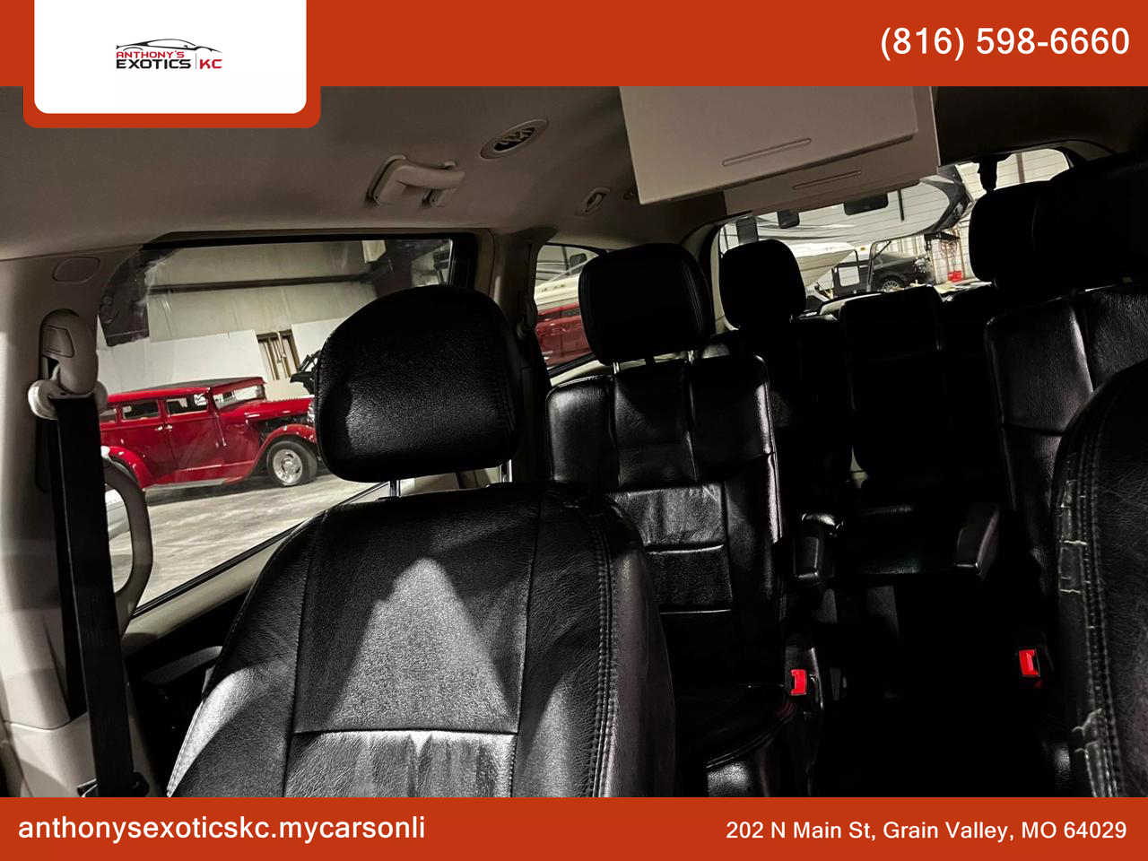 2011 Chrysler Town & Country Touring photo 9