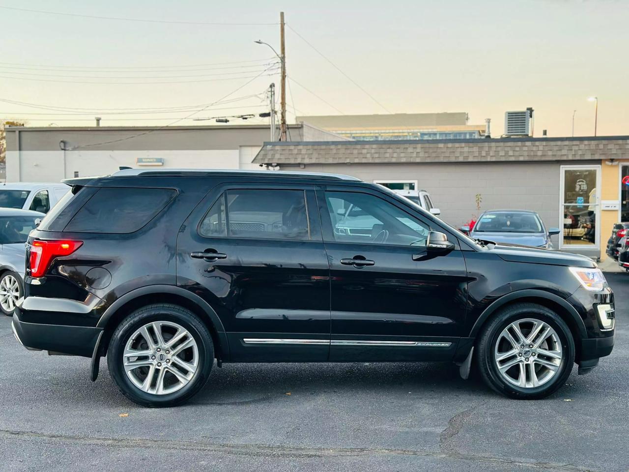 2017 Ford Explorer XLT photo 7