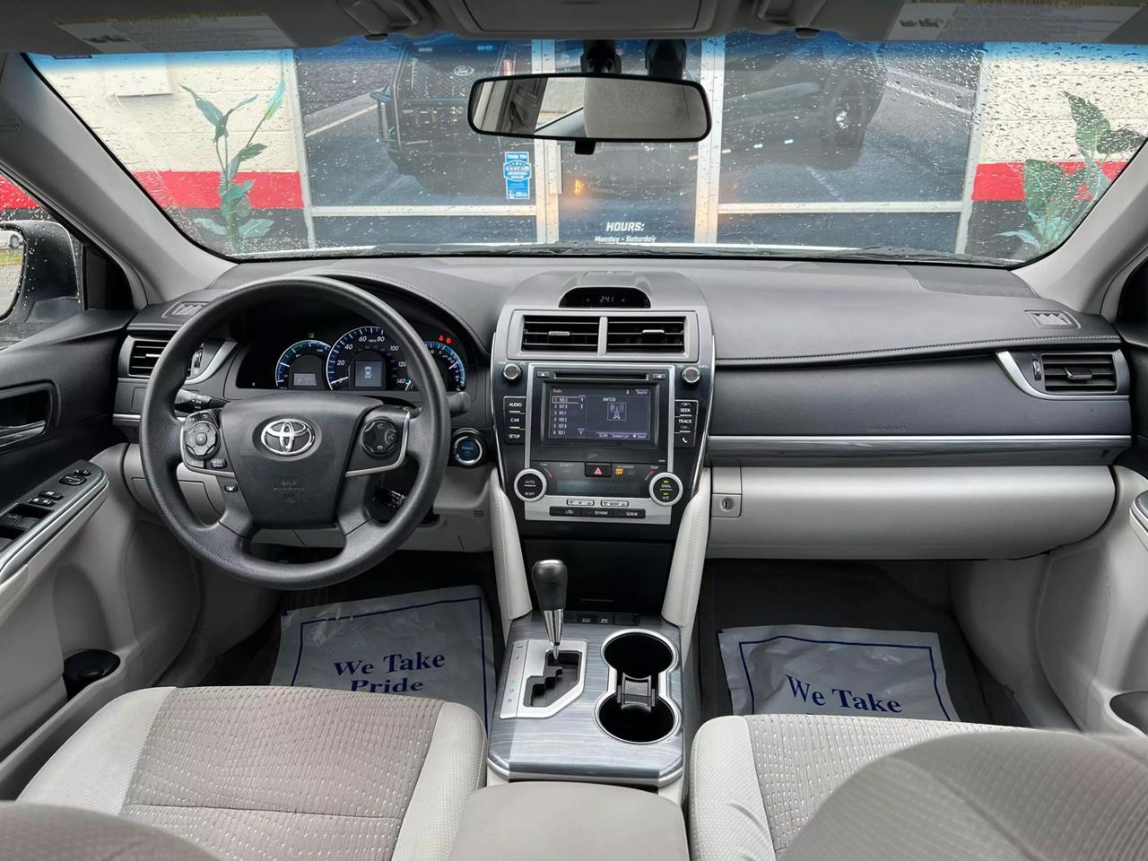 2014 Toyota Camry LE Hybrid photo 17