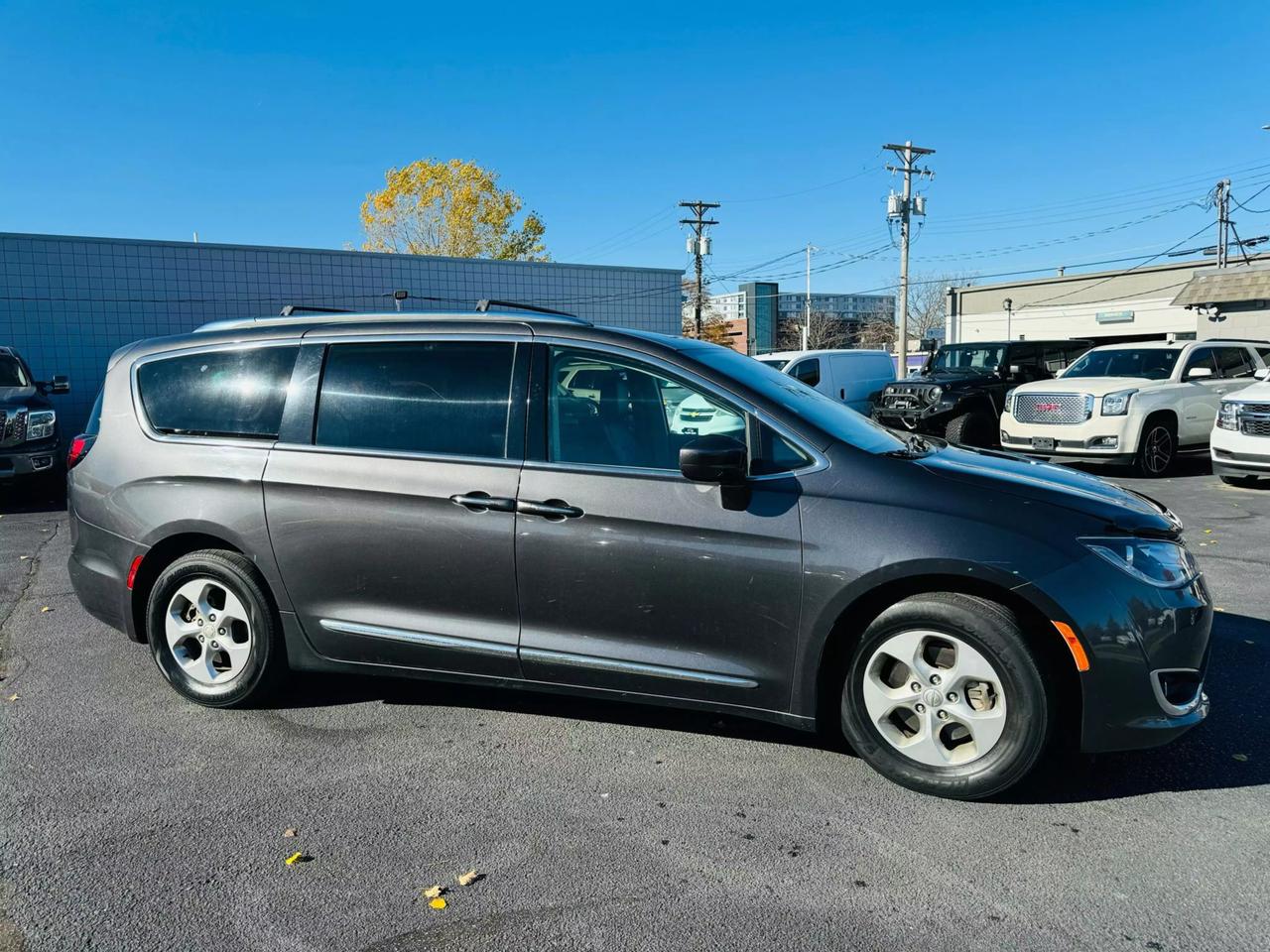 2017 Chrysler Pacifica Touring-L Plus photo 9