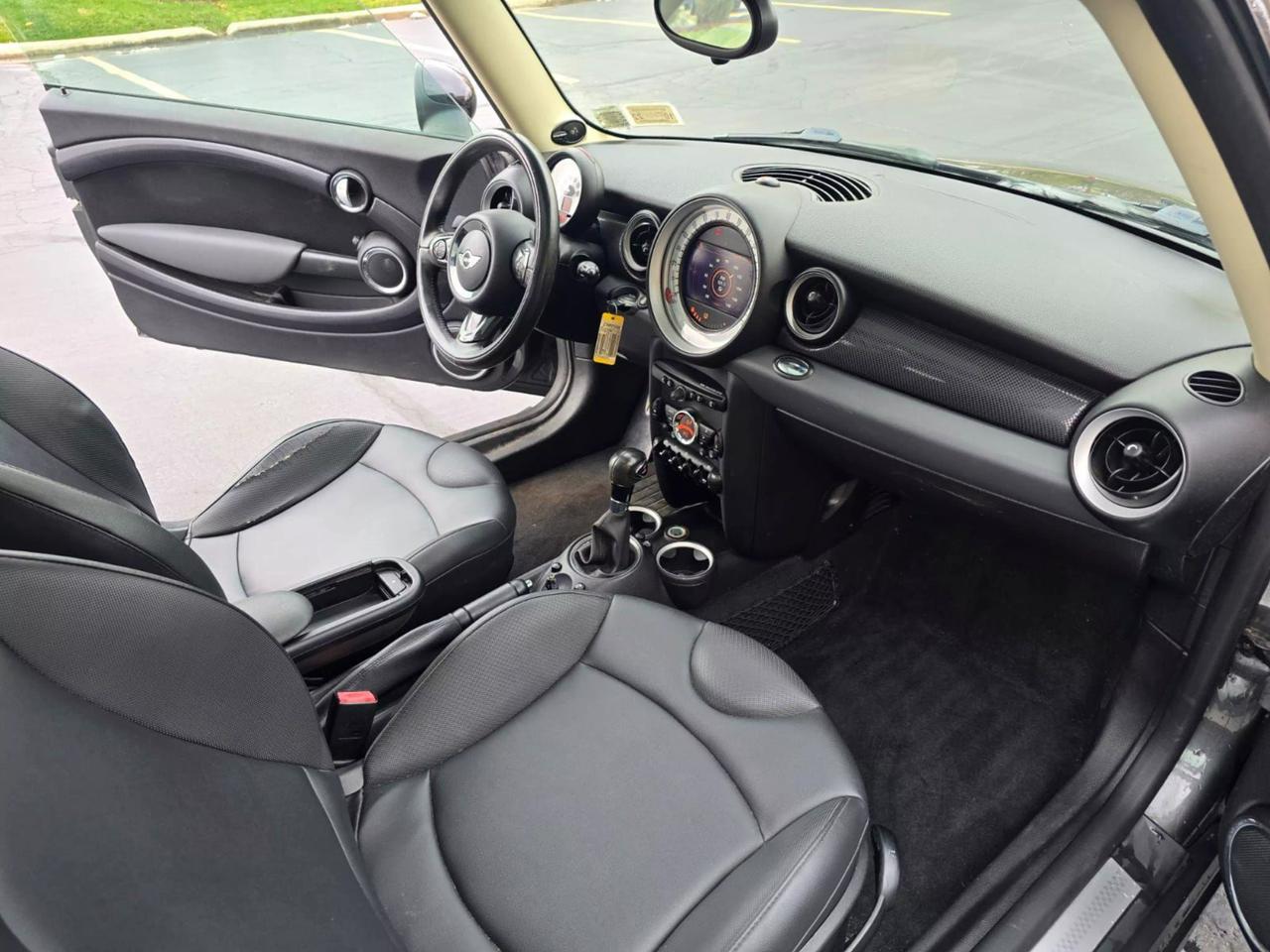 2011 MINI Cooper S photo 35