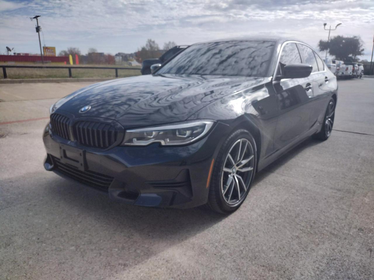 2019 BMW 3 Series 330i photo 3