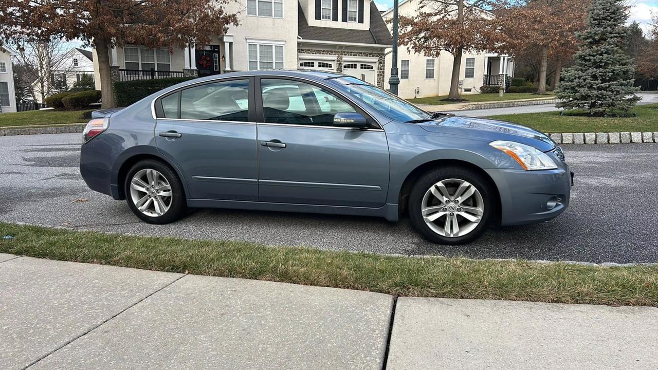 2011 Nissan Altima SR photo 15