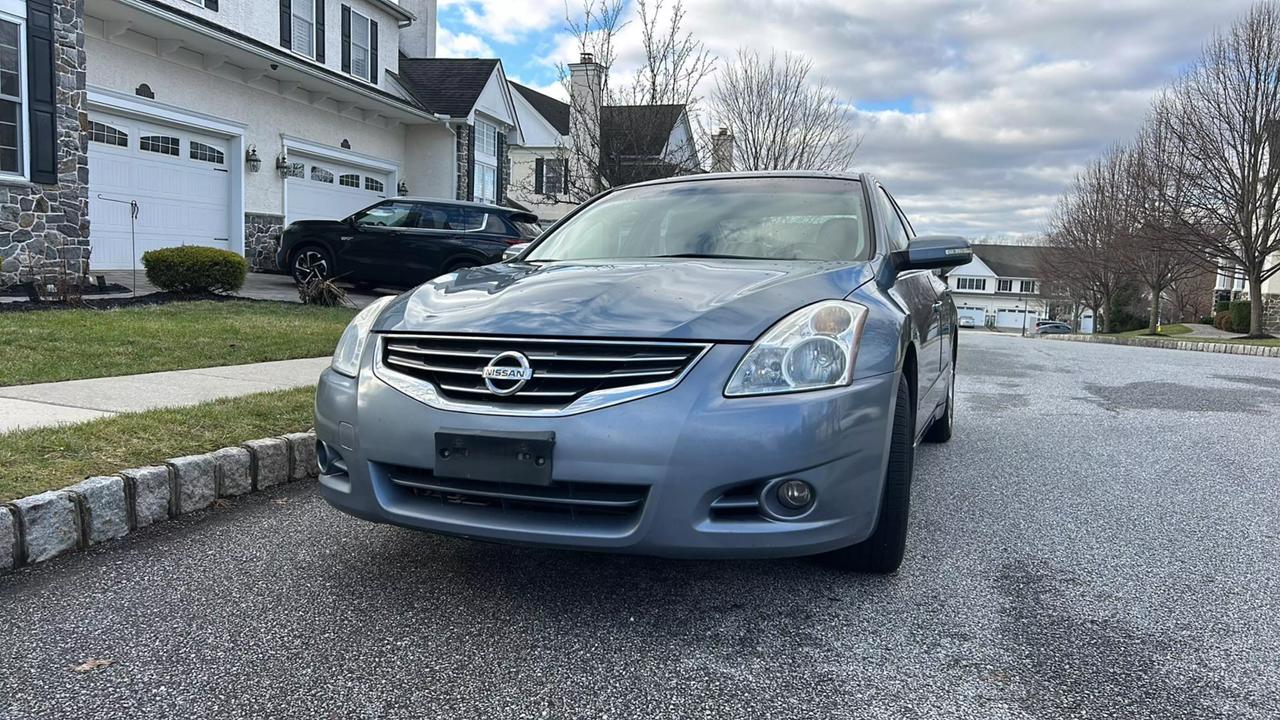 2011 Nissan Altima SR photo 5