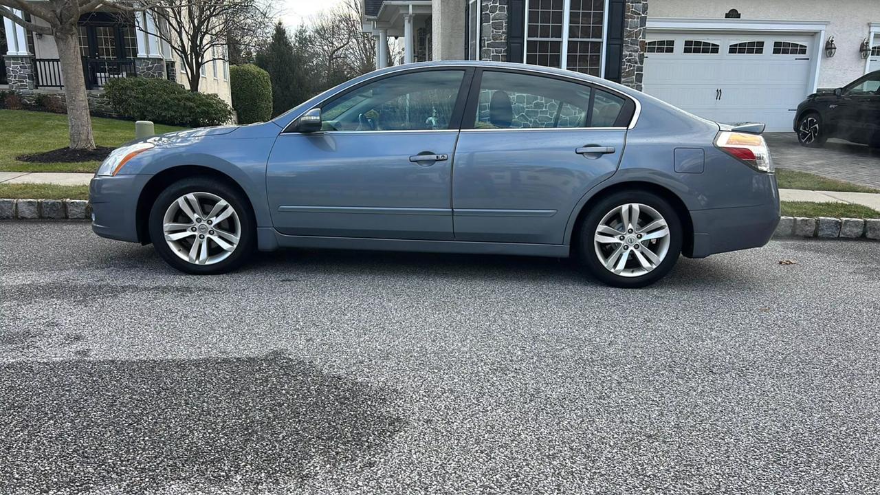 2011 Nissan Altima SR photo 29