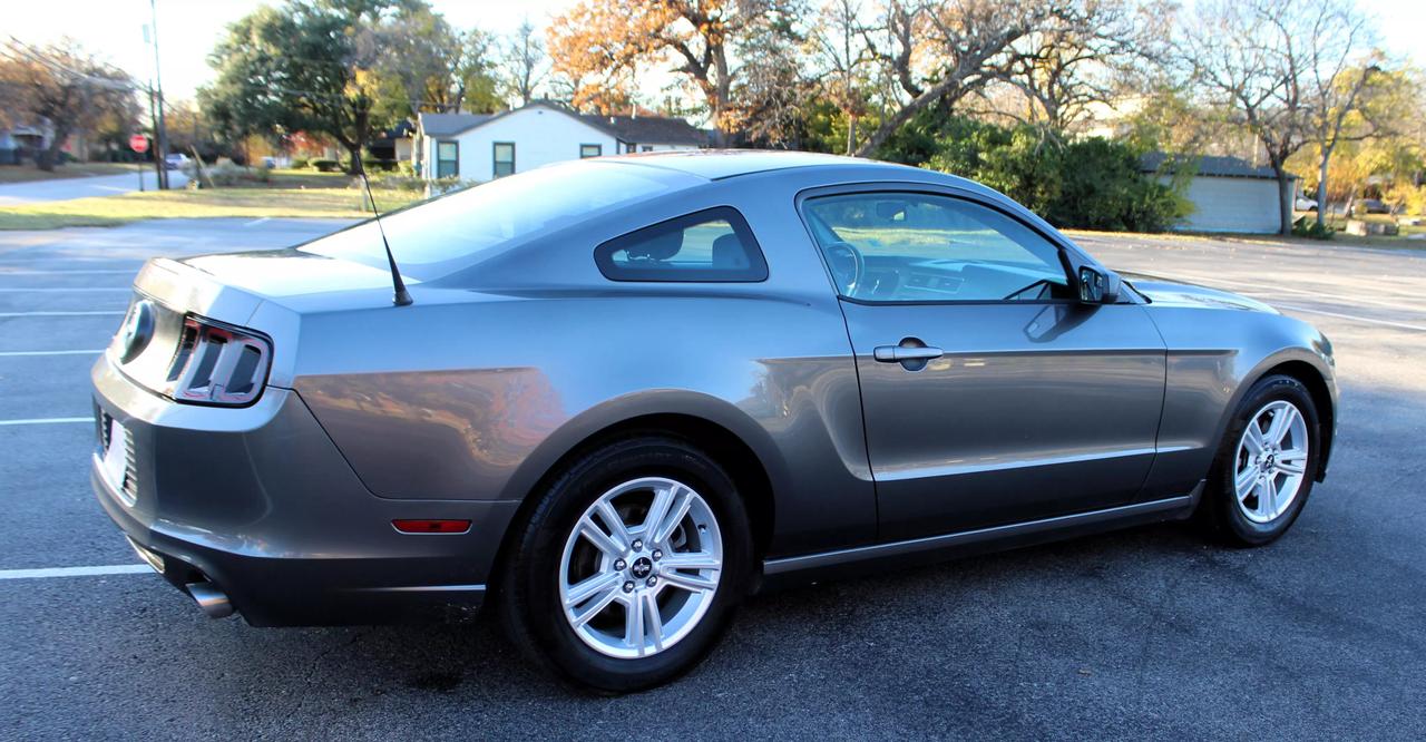 2013 Ford Mustang V6 photo 9