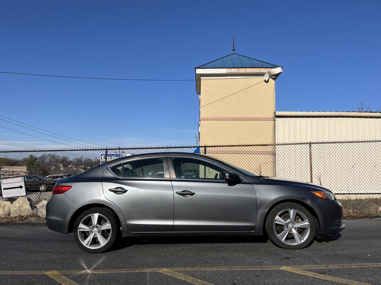 2013 Acura ILX Premium photo 3