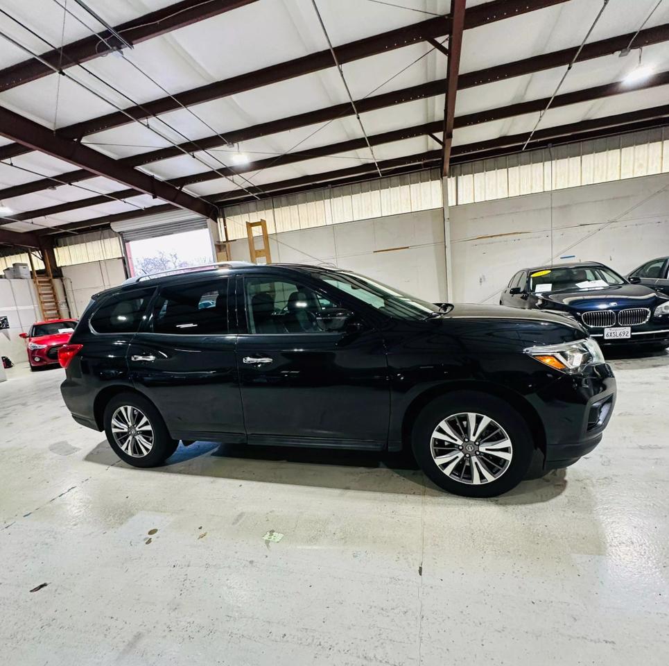 2017 Nissan Pathfinder SL photo 9