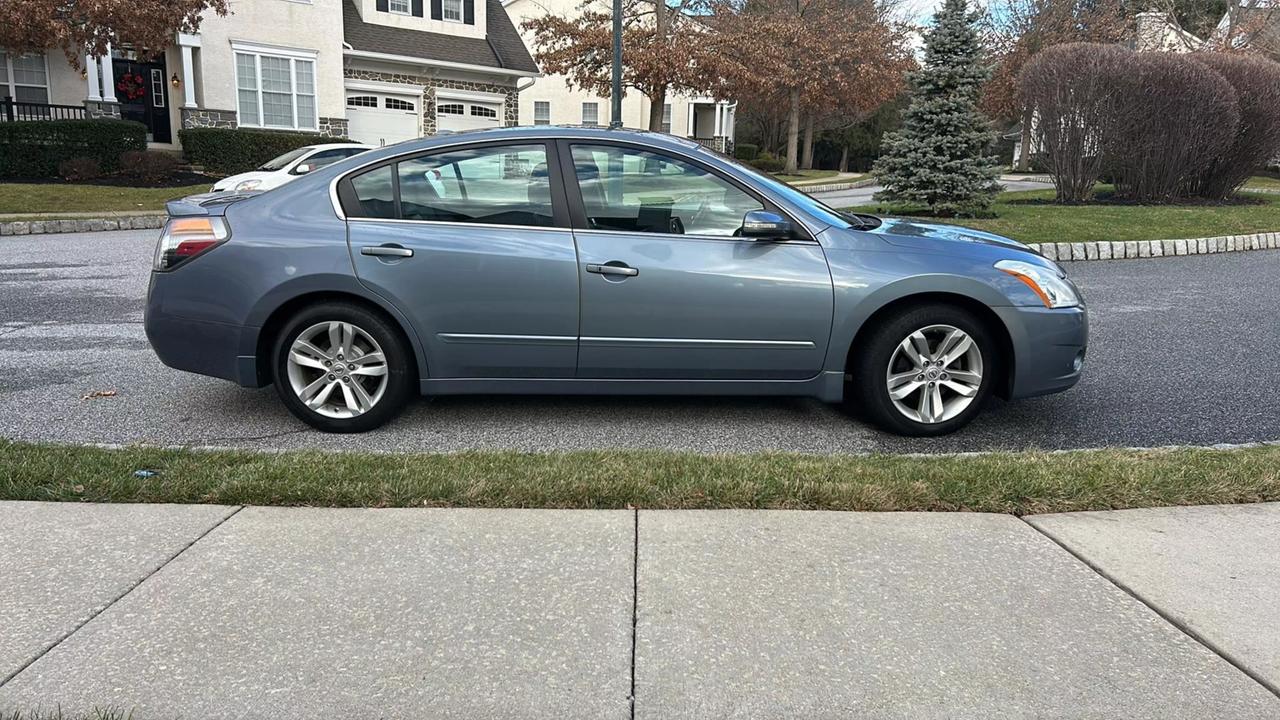 2011 Nissan Altima SR photo 17