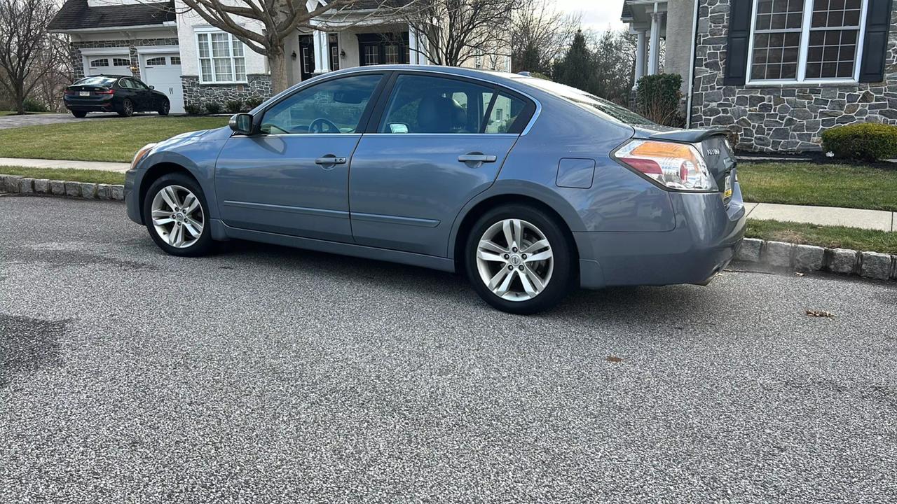 2011 Nissan Altima SR photo 27