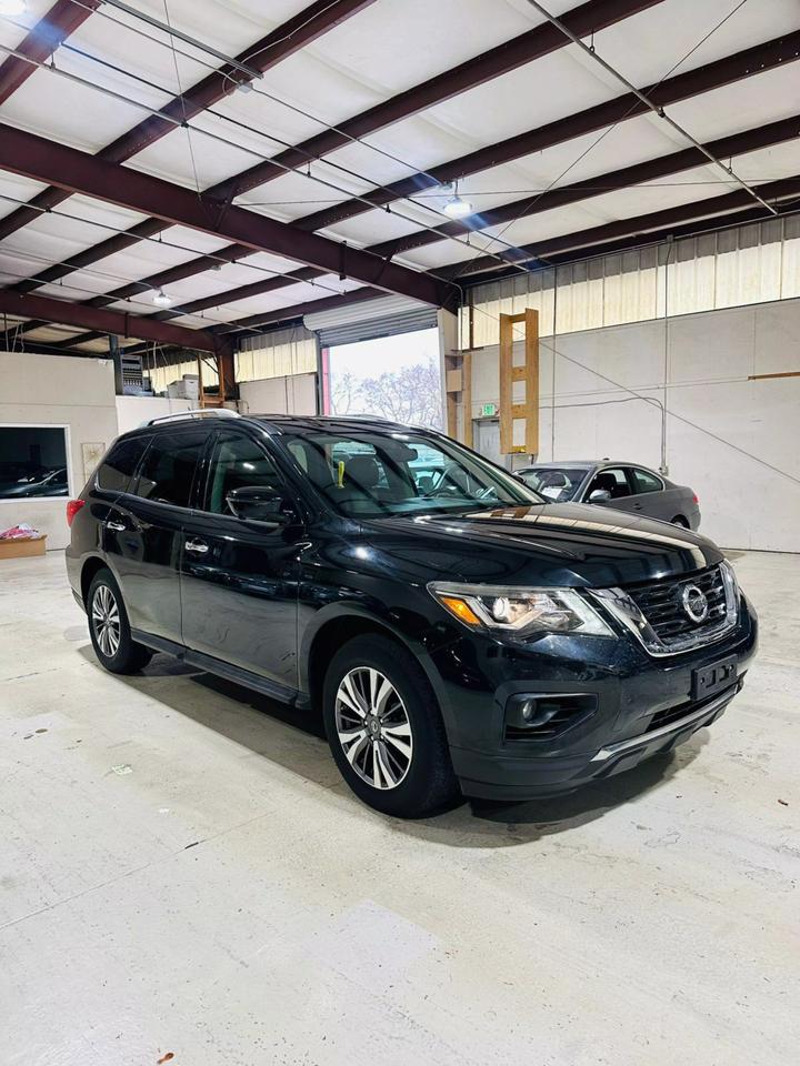 2017 Nissan Pathfinder SL photo 1