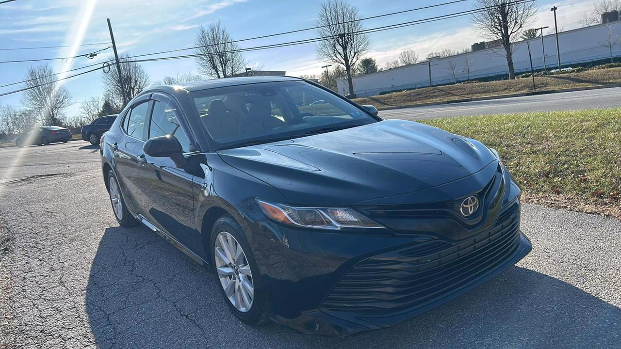 2018 Toyota Camry LE photo 1