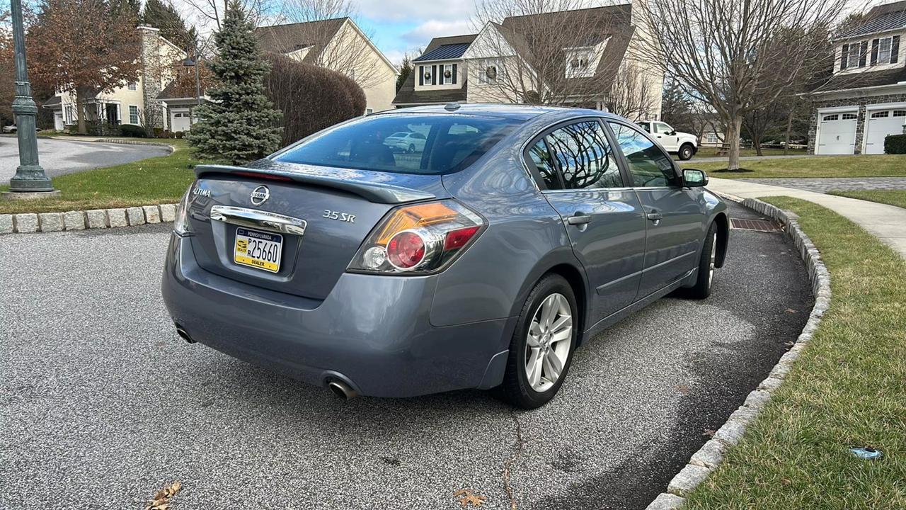 2011 Nissan Altima SR photo 21