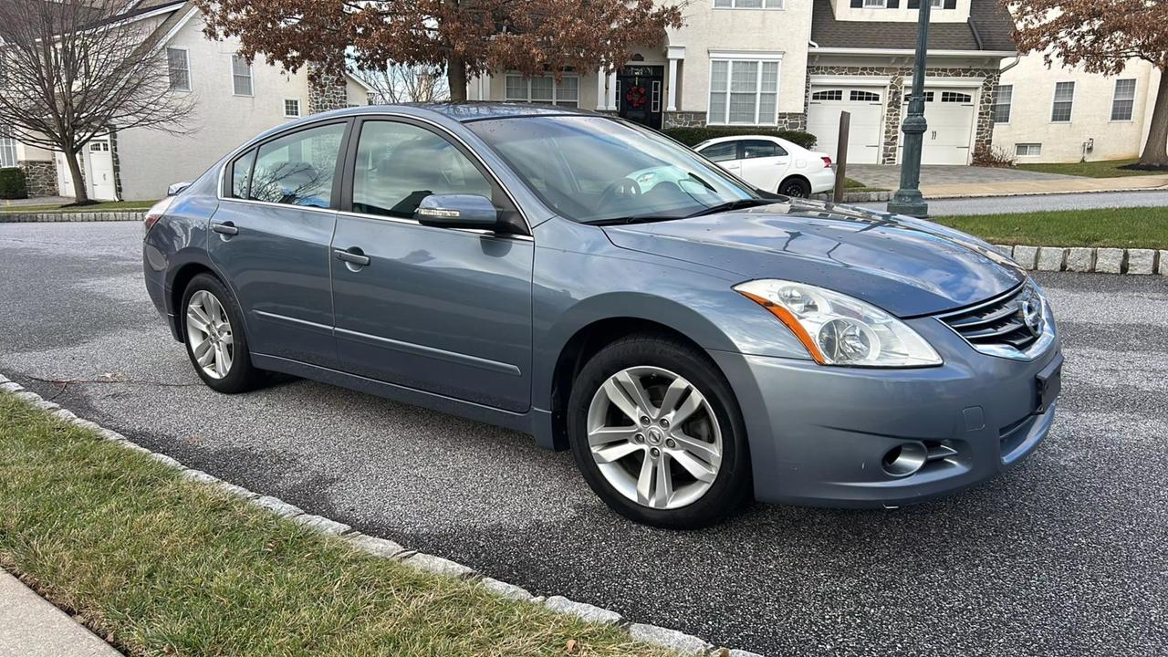 2011 Nissan Altima SR photo 13