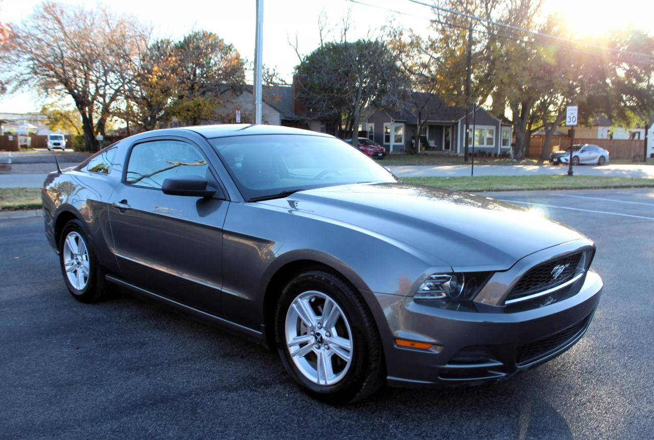 2013 Ford Mustang V6 photo 5