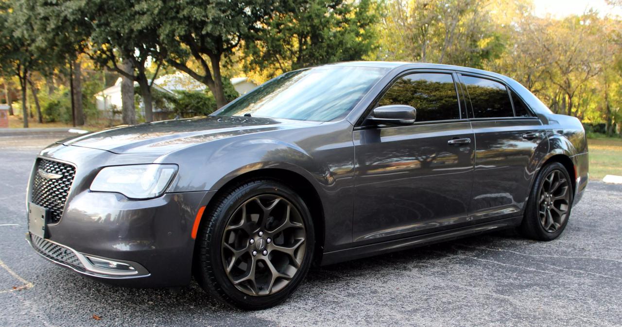 Chrysler 300's photo